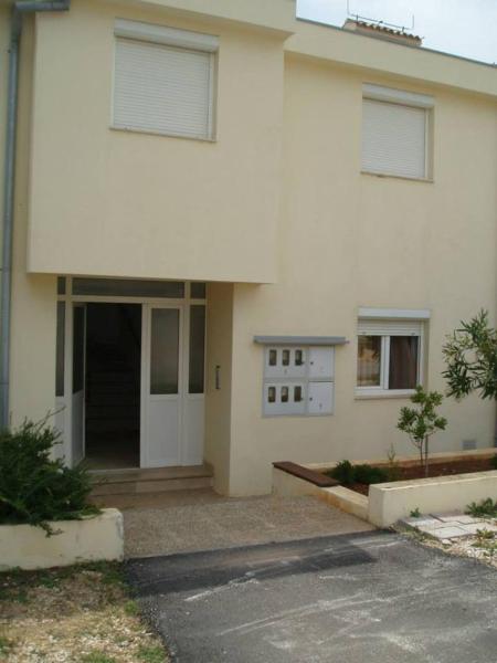 Auf dem Foto ist das Objekt Apartments with a parking space Petrcane, Zadar - 12741 in der Stadt Petrčane zu sehen.