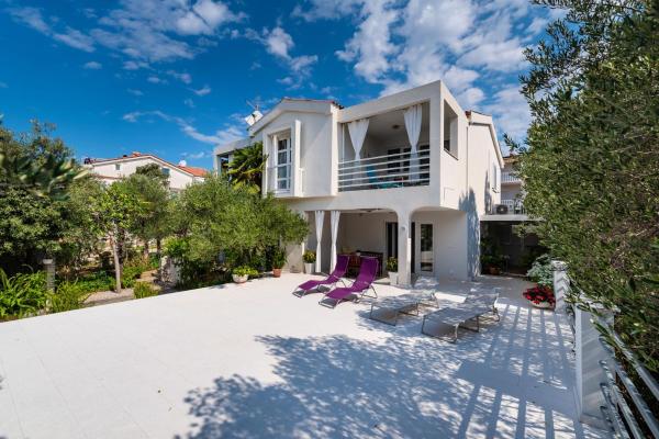 A la foto es mostra l'objecte Apartments by the sea Mandre, Pag - 13015 situat a la ciutat de Kolan.