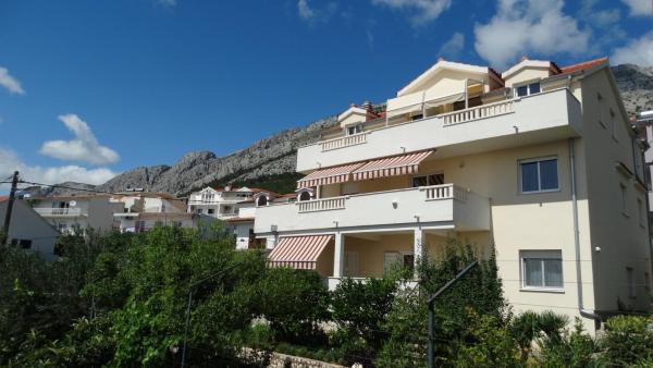 På billedet ses objektet Apartments by the sea Nemira, Omis - 13055 beliggende i byen Omiš.