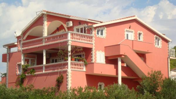 A la foto es mostra l'objecte Apartments with a parking space Tribunj, Vodice - 13137 situat a la ciutat de Tribunj.