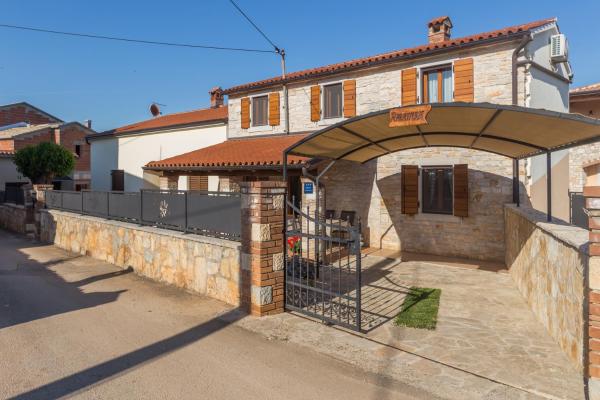 A la foto es mostra l'objecte Apartments with parking space Tar, Porec - 13245 situat a la ciutat de Tar.