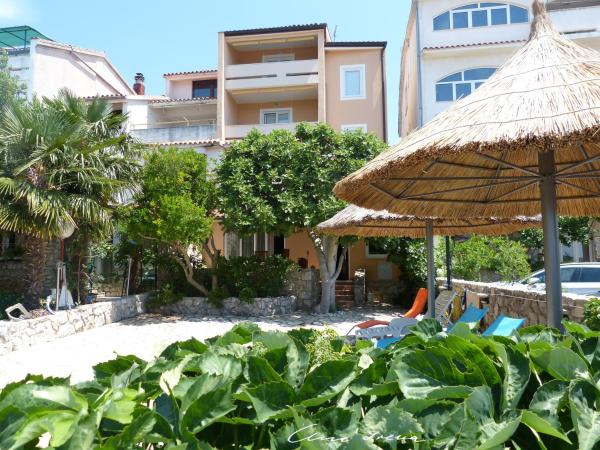 A la foto es mostra l'objecte Apartments by the sea Pirovac, Sibenik - 13275 situat a la ciutat de Pirovac.