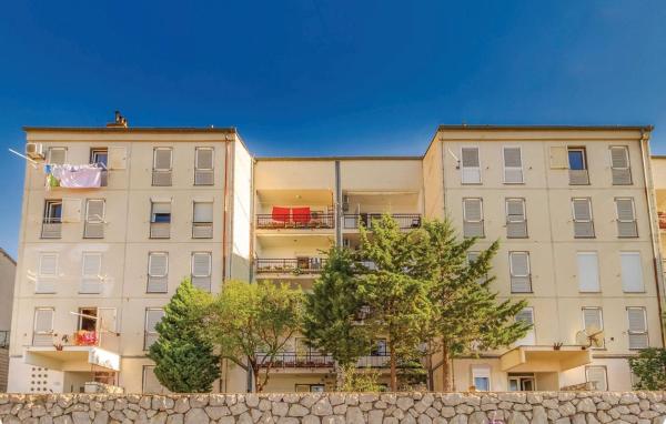 Na fotografii je vidět objekt Apartments with WiFi Senj - 13334 nacházející se ve městě Senj.
