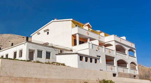 På bildet vises objektet Apartments and rooms with parking space Pag - 13355 som ligger i byen Pag.