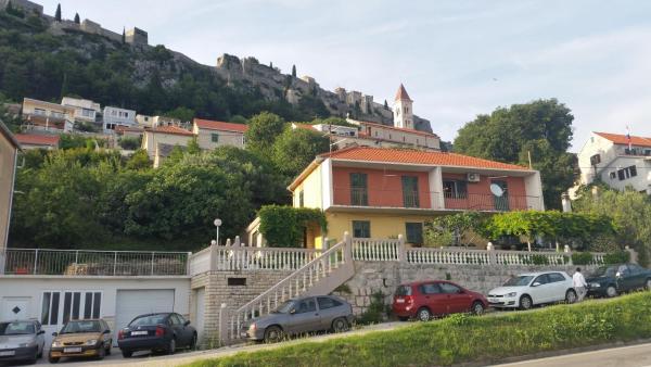 Auf dem Foto ist das Objekt Apartments with a parking space Klis, Split - 13435 in der Stadt Klis zu sehen.
