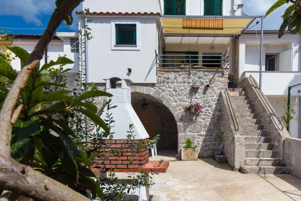 Nella foto è visibile l'oggetto Holiday house with a parking space Punat, Krk - 14698 situato nella città di Punat (Ponte).