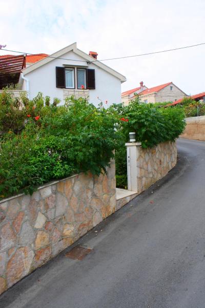 A la foto es mostra l'objecte Apartments by the sea Sumartin, Brac - 14703 situat a la ciutat de Sumartin.