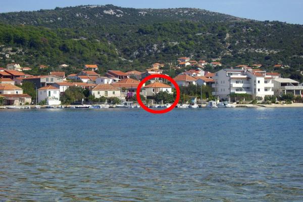 Na zdjęciu widoczny jest obiekt Seaside holiday house Vinisce, Trogir - 14704 położony w mieście Vinišće.