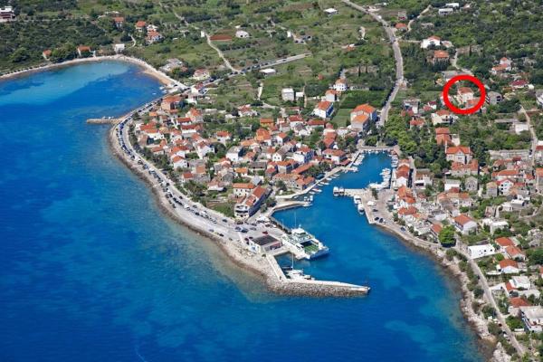 På billedet ses objektet Apartments by the sea Sucuraj, Hvar - 14866 beliggende i byen Sućuraj.