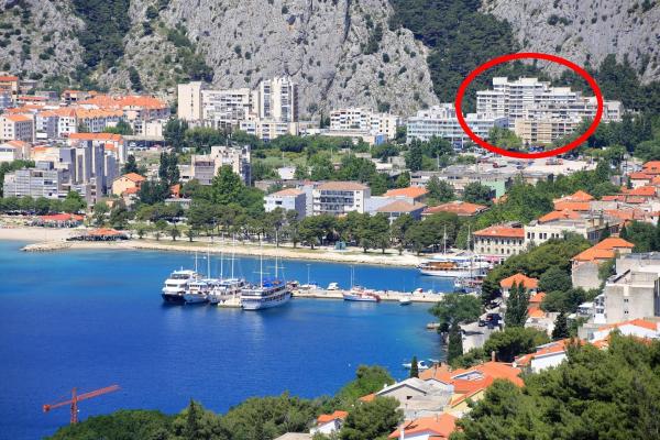 På billedet ses objektet Apartments with WiFi Omis - 14894 beliggende i byen Omiš.