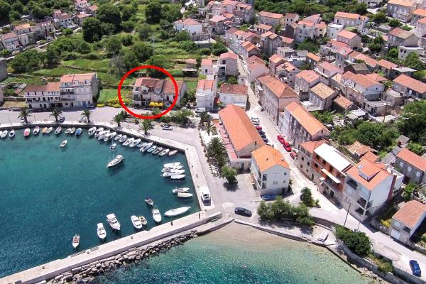 Na fotografii je vidět objekt Apartments by the sea Racisce, Korcula - 161 nacházející se ve městě Račišće.