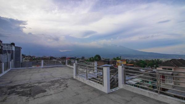 Nella foto è visibile l'oggetto Villa El Nino 5 Bedroom dengan Rooftop Mountain View situato nella città di Batu.