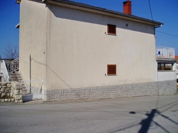 Auf dem Foto ist das Objekt Apartments with a parking space Tribulje, Krk - 15223 in der Stadt Dobrinj zu sehen.