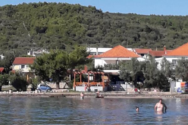 På billedet ses objektet Family friendly seaside apartments Nevidjane, Pasman - 325 beliggende i byen Neviđane.