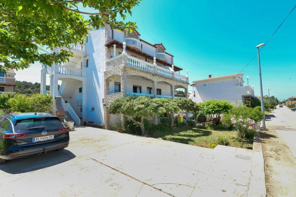 A la foto es mostra l'objecte Apartments and rooms by the sea Tkon, Pasman - 336 situat a la ciutat de Tkon.