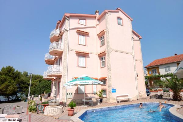 Na fotografii je vidět objekt Family-friendly apartments with swimming pool Kraj, Pasman - 334 nacházející se ve městě Kraj.