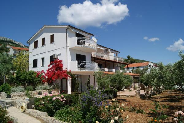 A la foto es mostra l'objecte Apartments by the sea Zavala, Hvar - 553 situat a la ciutat de Jelsa.