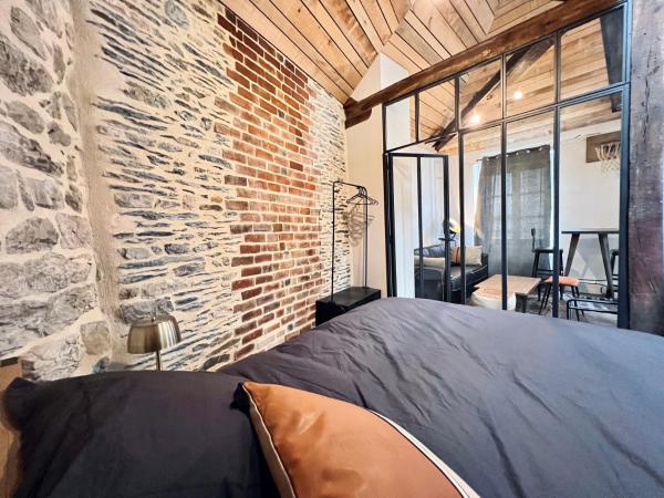 A la foto es mostra l'objecte Les Suites de la Tour d'Embas situat a la ciutat de Vitré.