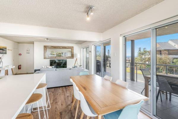 Foto 3: Yamba 58 - Modern Coastal Living Near Main Beach with Ocean Views - Holiday Yamba