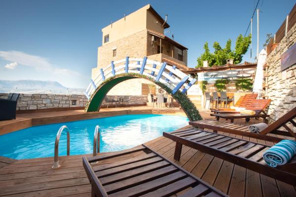 照片显示了位于Plátanos市的Villa Gogo offers privacy and pool物件。