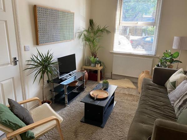 35 mins to central London. 3 bedrooms. 2 bathrooms with garden, London