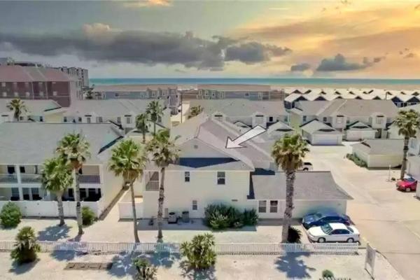 A la foto es mostra l'objecte Spacious Home, Short Walk to Beach, Heated Pool! situat a la ciutat de Corpus Christi.