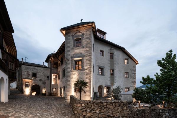 På billedet ses objektet Hotel Ansitz Steinbock beliggende i byen Villandro.