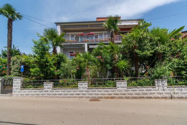 照片显示了位于Lovran市的Apartments with a parking space Lovran, Opatija - 2342物件。