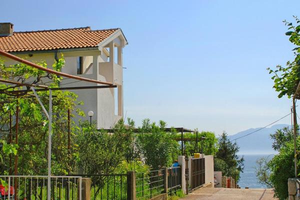 Na fotografii je vidět objekt Apartments by the sea Podaca, Makarska - 2621 nacházející se ve městě Podaca.