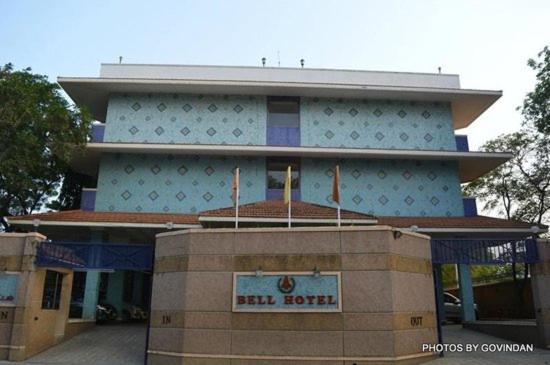 写真にはPeraiyūr市にあるBell Hotelが写っています。