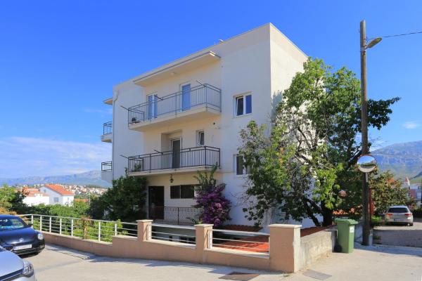 Na fotografii je vidět objekt Apartments by the sea Podstrana, Split - 9714 nacházející se ve městě Podstrana.