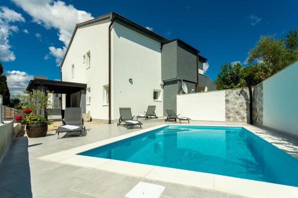 På billedet ses objektet Family-friendly apartments with swimming pool Soline, Krk - 9715 beliggende i byen Dobrinj.
