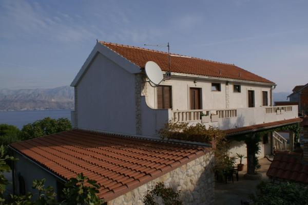 En la foto se muestra el objeto Apartments with a swimming pool Splitska, Brac - 2889 ubicado en la ciudad de Splitska.