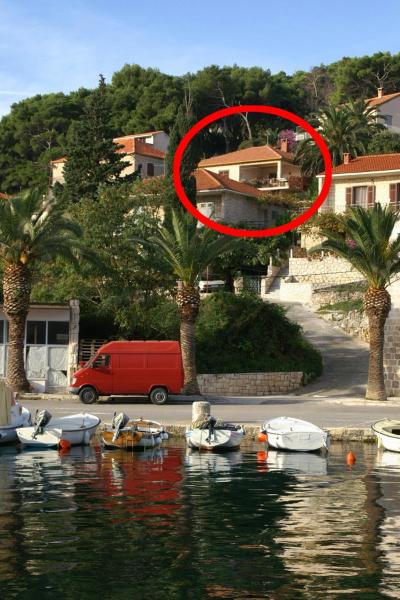 På billedet ses objektet Apartments with parking space Splitska, Brac - 2857 beliggende i byen Supetar.