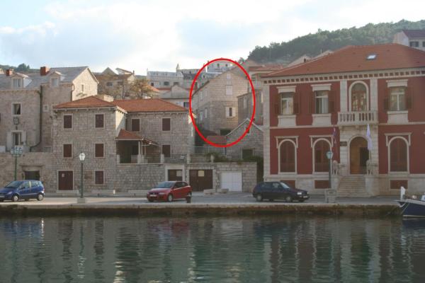 Op de foto is het object Apartments by the sea Pucisca, Brac - 2942 te zien, gelegen in de stad Pučišća.