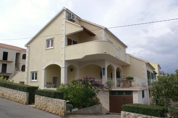 På billedet ses objektet Apartments with parking space Supetar, Brac - 2850 beliggende i byen Supetar.