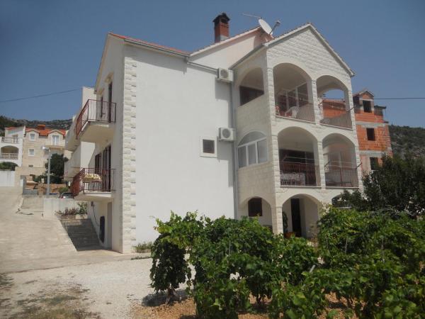 På billedet ses objektet Apartments with parking space Bol, Brac - 2890 beliggende i byen Bol.