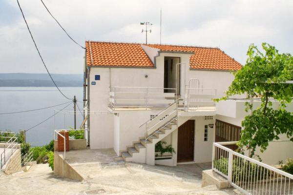 På billedet ses objektet Apartments by the sea Stanici, Omis - 2765 beliggende i byen Omiš.