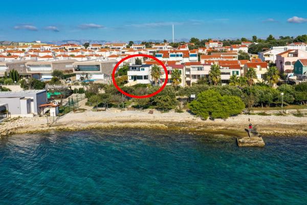 Auf dem Foto ist das Objekt Apartments by the sea Petrcane, Zadar - 3275 in der Stadt Petrčane zu sehen.
