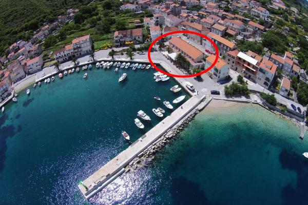 Na fotografii je vidět objekt Rooms by the sea Racisce, Korcula - 3095 nacházející se ve městě Račišće.