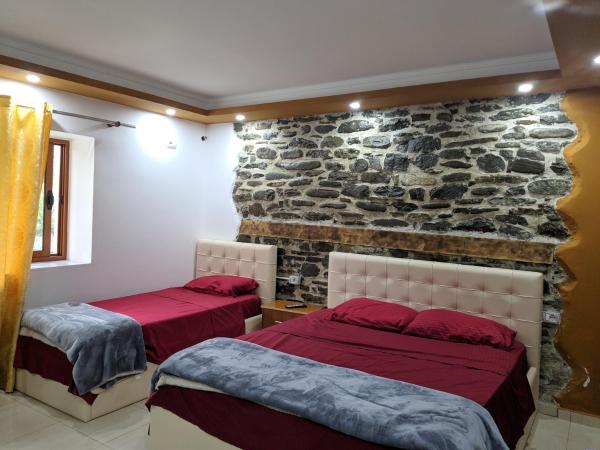 Na fotografii je vidět objekt Guesthouse Alvi nacházející se ve městě Përmet.