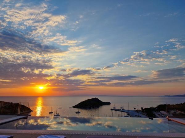 写真にはアイオス・ニコラオス市にあるBlue Sea Houseが写っています。