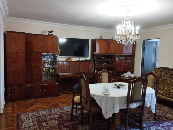 A la foto es mostra l'objecte Tsovella House situat a la ciutat de Jermuk.