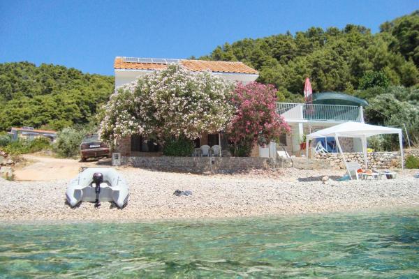 På billedet ses objektet Seaside secluded apartments Cove Skozanje, Hvar - 4624 beliggende i byen Gdinj.