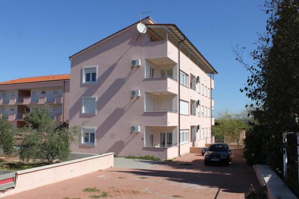 A la foto es mostra l'objecte Apartments with a parking space Kraj, Pasman - 3459 situat a la ciutat de Tkon.