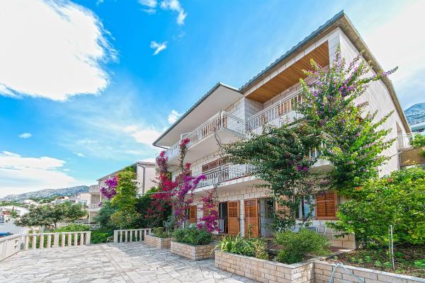 Auf dem Foto ist das Objekt Apartments and rooms by the sea Brela, Makarska - 2752 in der Stadt Brela zu sehen.