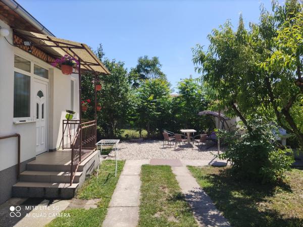 A la foto es mostra l'objecte Samostatný rodinný dom situat a la ciutat de Okoc - Velky Sek.