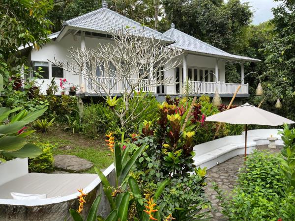 The photo shows the Balian Bliss Retreat complex with private pool located in the city of Balian.