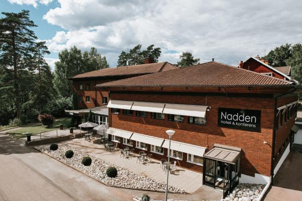 Na zdjęciu widoczny jest obiekt Nadden Hotell & Konferens położony w mieście Ramnäs.