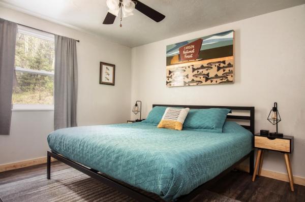 Billede 5: Carson Cabin - King Beds, Mountain Views, Mins to Town